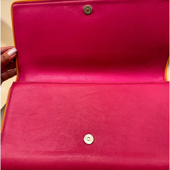 SAINT LAURENT
Goatskin Colorblock Belle De
Jour Clutch Fuchsia - Picture 4 of 11